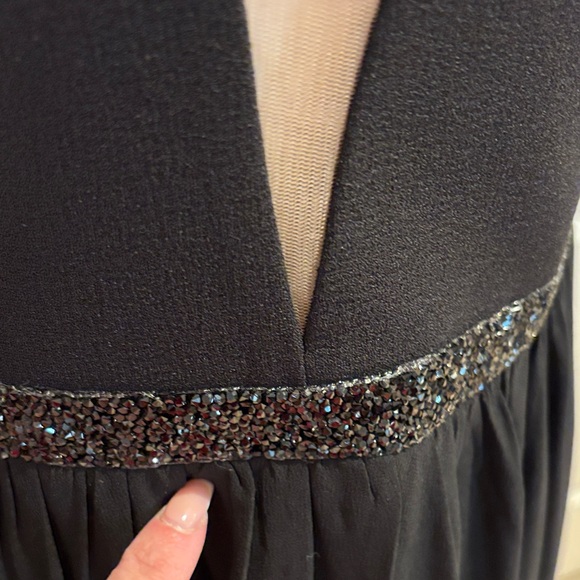 Elegant Black Midi Dress with Plunging Neckline - Picture 4 of 8